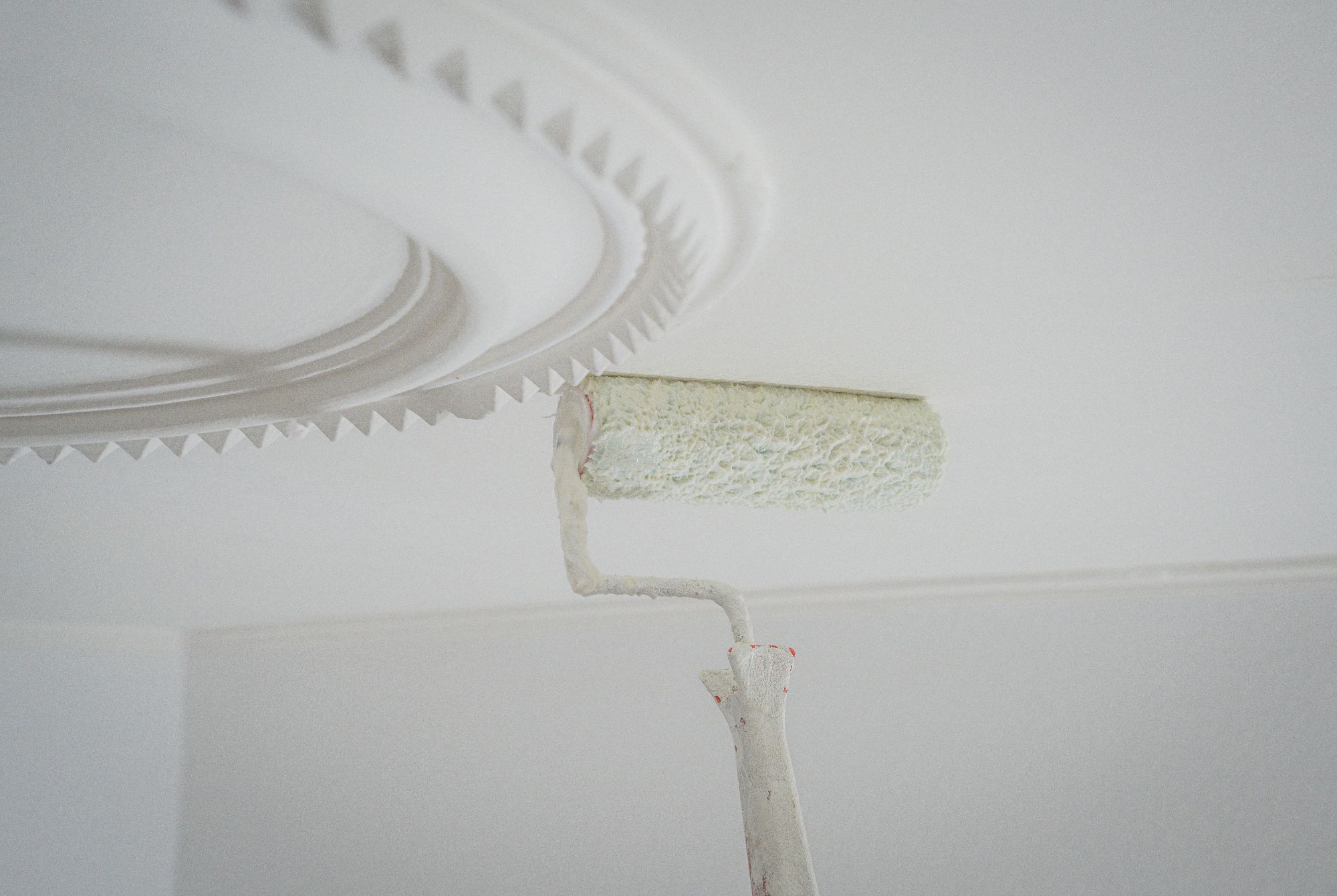 Travaux de peinture intérieure réalisés dans un salon rénové avec finitions soignées